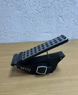 Mercedes-Benz C W204 Accelerator throttle pedal A2043000204 D6232