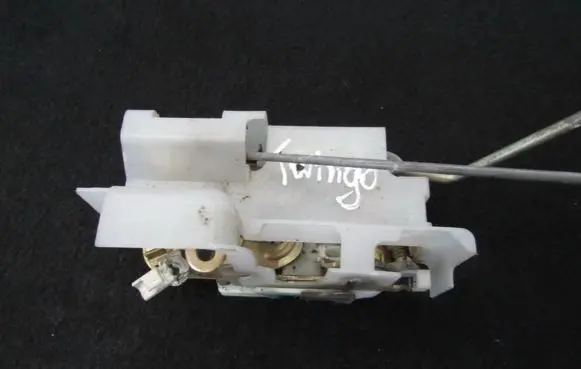 Renault Twingo I Front door lock