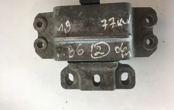 Volkswagen PASSAT B6 Engine mount bracket 3C0199555