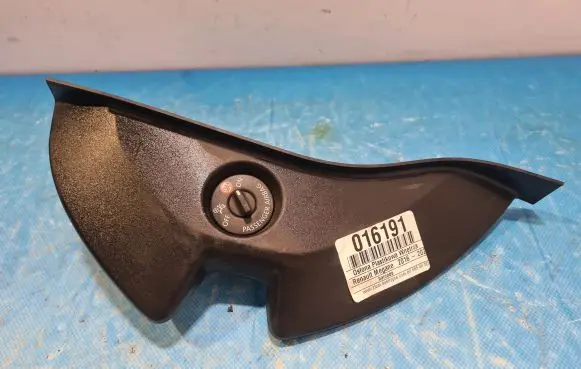 Renault Megane III Other sill/pillar trim element 689205425R