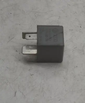 Volkswagen PASSAT B5 Other relay 8D0951253 V23134