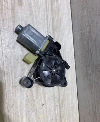 Audi Q3 F3 Front door window regulator motor 5Q0959801C