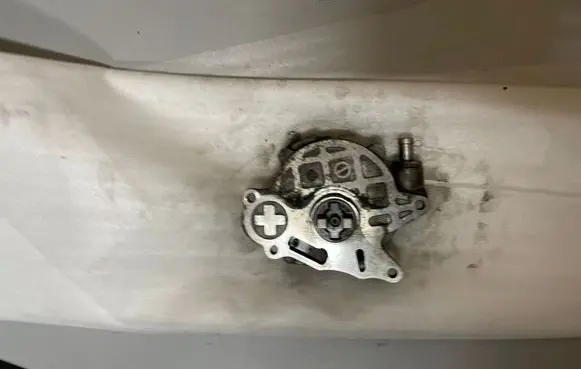 Volkswagen PASSAT B7 Vacuum pump 03L145100