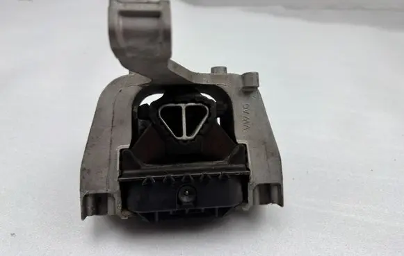 Volkswagen Tiguan Engine mount bracket 3Q0199262E 3Q0199262