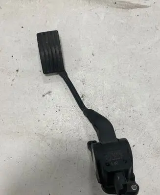 Accelerator throttle pedal