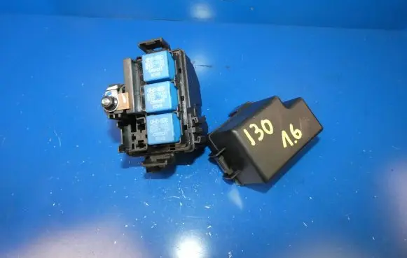 Hyundai i30 Relay mounting block 