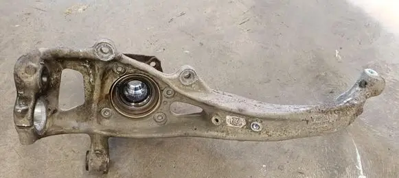 Audi Q7 4M Front wheel hub spindle knuckle