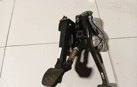 Mercedes-Benz C AMG W204 Clutch pedal 204290105
