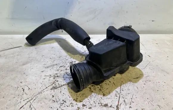 BMW 4 F32 F33 Intake resonator 8601681 1371 10737810