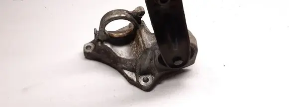 Peugeot 407 Engine mount bracket