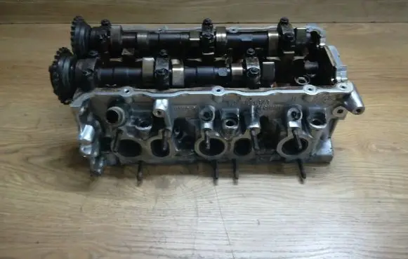 Volkswagen PASSAT B5 Engine head 071103373