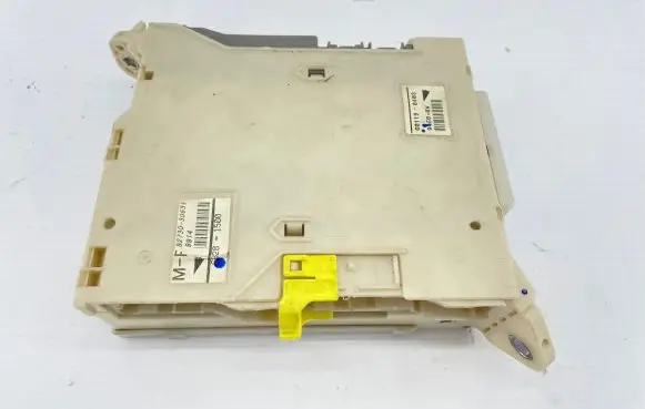 Lexus GS 300 350 430 450H Fuse module 8273030631 68281500 601190403