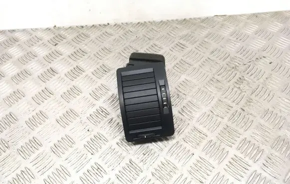 Skoda Octavia Mk2 (1Z) Dash center air vent grill 1Z0819701