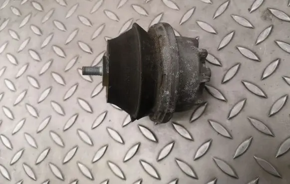 Jaguar XJ X40 Engine mount bracket MNC7500AB