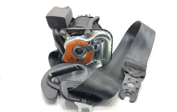 Volkswagen Golf VII Front seatbelt 