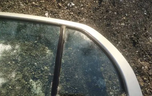 Rear vent window glass