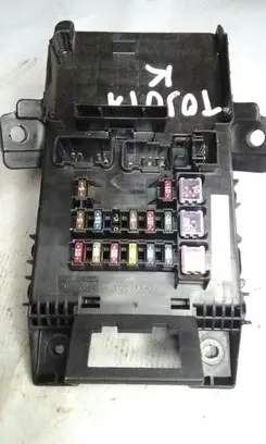 Toyota Avensis T220 Fuse module 8273005020