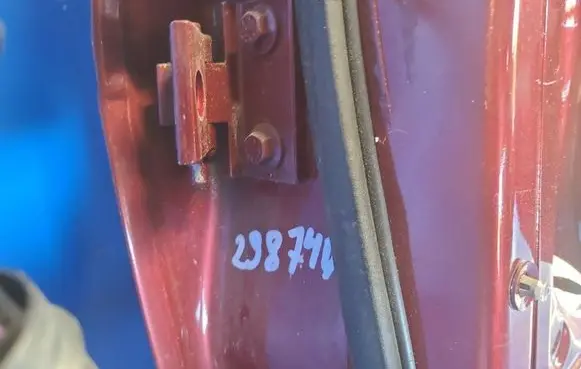 Volvo XC70 Front door lower hinge 30784904