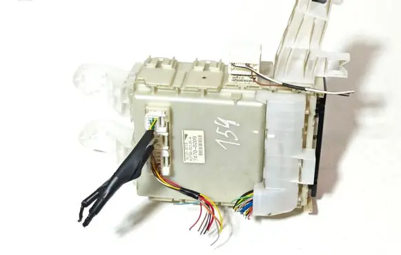 Toyota Auris 150 Fuse module 8273002130A 74700209 8273002130