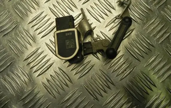 Headlight/headlamp level sensor