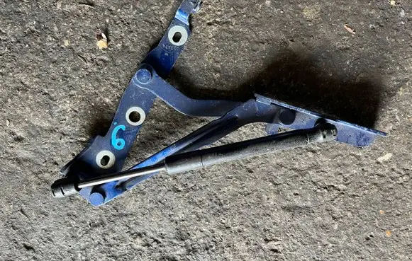 Ford Mustang V Tailgate/trunk/boot hinge 63406A10