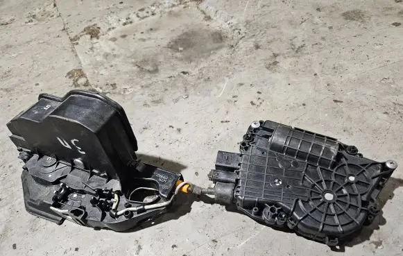 BMW X6 E71 Rear door lock 7167588