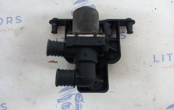 BMW 5 E39 Coolant heater control valve 8379921 64118379921