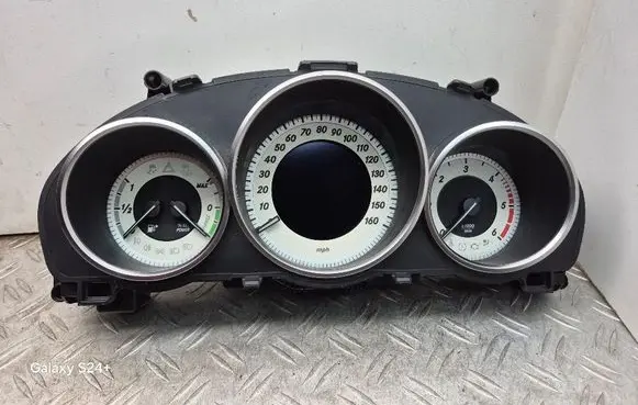 Speedometer (instrument cluster)