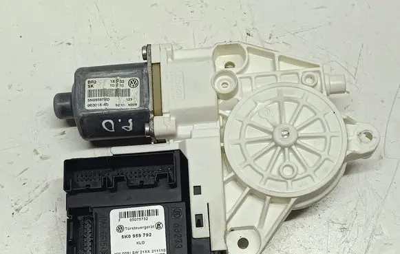 Volkswagen Tiguan Front door window regulator motor 5K0959792 05075732 211110