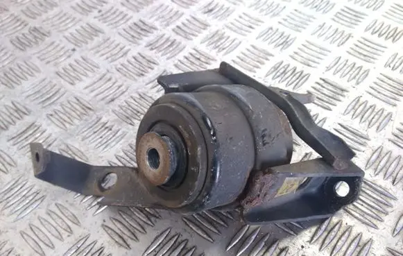 Toyota Avensis T250 Engine mount bracket