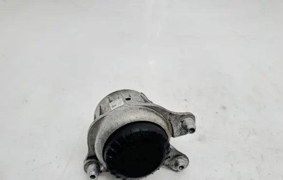 Mercedes-Benz C W205 Engine mount bracket A2052406617 ZGS003 201217