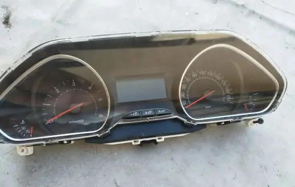 Peugeot 208 Speedometer (instrument cluster) 9801904080