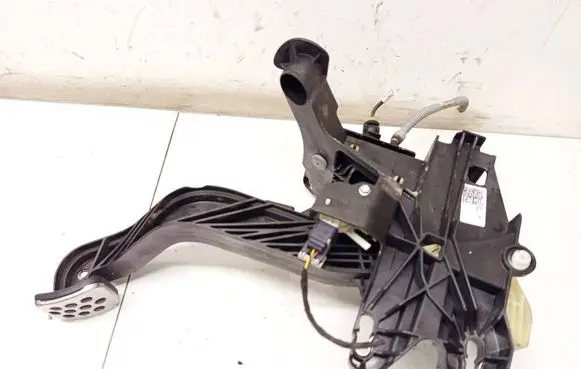 Opel Insignia B Clutch pedal 84201827 662575039