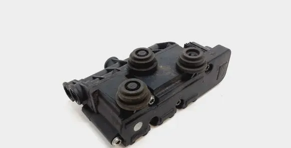 Land Rover Discovery 3 - LR3 Air suspension control unit module (rear) RVH000055