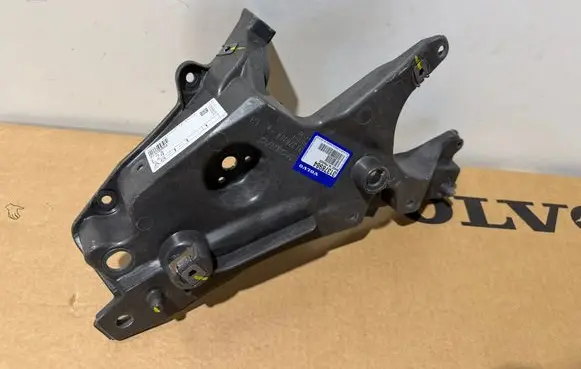 Volvo S90, V90 Fender mounting bracket 31378984
