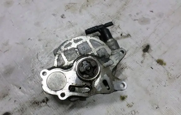 Volkswagen PASSAT B7 Vacuum pump 03L145100P