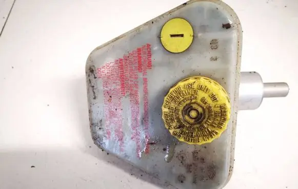 Brake fluid reservoir