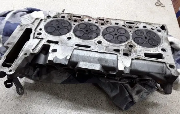 BMW 3 E90 E91 Engine head 7781098 NR47D20A 778109802