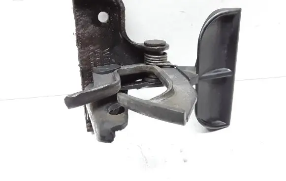 Engine bonnet (hood) release handle