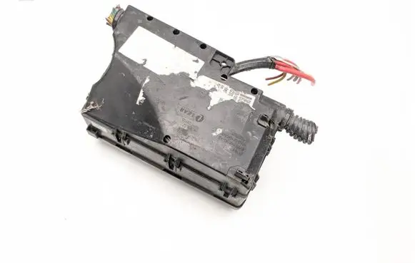 Ford Focus Fuse module AV6T-14A142-AB E00027328