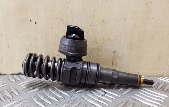Volkswagen Golf V Fuel injector 038130073BN 0414720313