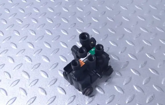 Land Rover Defender Air suspension valve block LPLA5B710AA LR137879