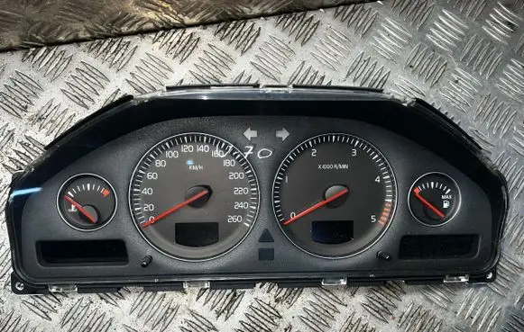 Volvo V70 Speedometer (instrument cluster) 30746102 69594700T