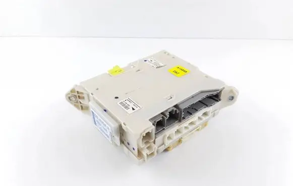 Lexus GS 300 350 430 450H Fuse module 8273030B60 82730-30B60 8267230070