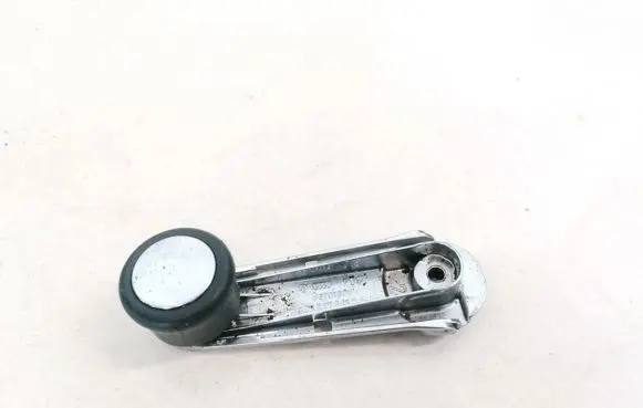 Volkswagen PASSAT B5 Front door window winding handle 443837581d