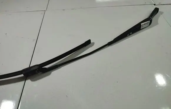 Volkswagen PASSAT B6 Front wiper blade arm 