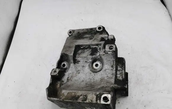 Volkswagen PASSAT B5 Generator/alternator bracket 038260885C
