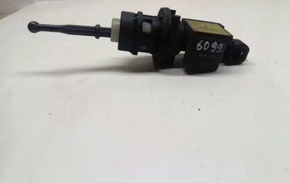 Volkswagen Touran I Clutch master cylinder 1K0927810D 91468888