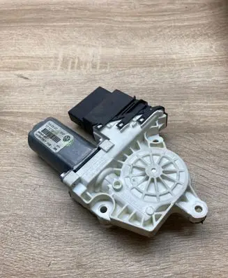 Volkswagen PASSAT B6 Rear door window regulator motor 1K0959704P 973622106