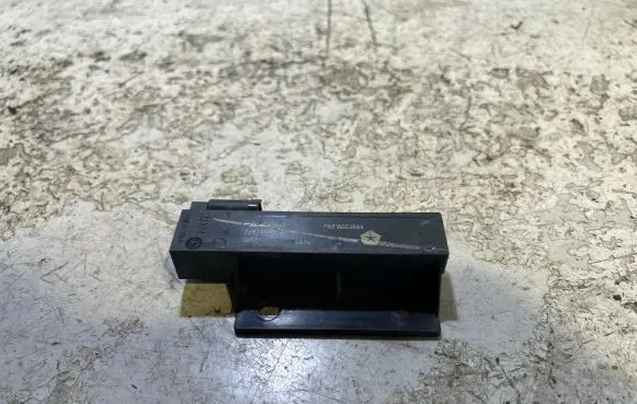Jeep Cherokee Aerial antenna amplifier P68186636AA 3476
